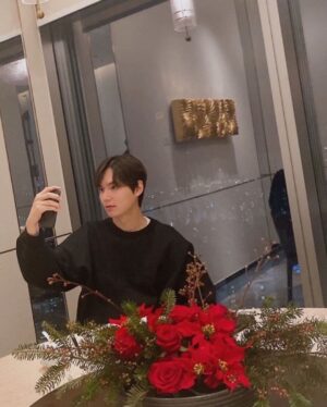Lee Min-ho Instagram - happy new year 사랑하는 사람들과 행복한 한해 마무리 되세요🙏
