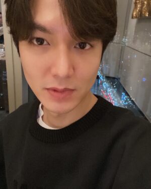 Lee Min-ho Instagram - happy new year 사랑하는 사람들과 행복한 한해 마무리 되세요🙏
