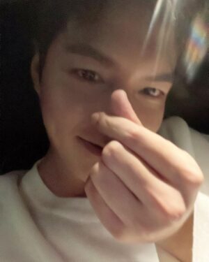 Lee Min-ho Instagram - 새해에도 다들 행복하자요