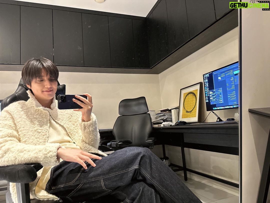 Lee Min-ho Instagram - 다들 한해 마무리 잘하시고 새해엔 몸도 마음도 더 건강스 happy new year😘