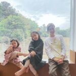 Lee Yoon-ji Instagram - 같은자리에서 삼모녀 투스베어게인 기념샷 잘 비우고 채워서 돌아가자. 아가들아. #20230503#20220803#소울아다리좀지발#언니귀찮대#침이마르지않는육아ing#그래도감사합니다