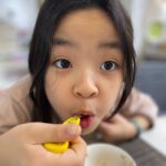 Lee Yoon-ji Instagram - 늦점심을 먹으며 아이가 물었다 엄마엄마 세상에서 가장 달콤한 라면이 뭐게? 음..... 너라면? 답을듣곤 씩 웃는게 답은 아닌게 분명했다. 그리곤 거의비슷해! 한다 #답은#당신과함께라면 이야! 사랑하는 내 첫 아이 라니야. 너라면, 너와함께라면 정말이지 달콤한인생이다. #달콤한라면#라니라면