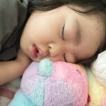 Lee Yoon-ji Instagram – 마른기침을참다가 눈이떠진 이른아침에. 
제일기분좋은 순간은. 
아이얼굴 가만히 들여다보기. 
#곰돌이꼬리냄새맡고코자는소울
#이순간을최대한길게
#바스락소리주의
#눈뜨면바로갬성끝
#내일은라니를찍어봐야지
