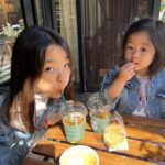 Lee Yoon-ji Instagram – 봄날의라쏘. 매일커가는너희에게 엄마도매일이처음인날들. 내가하루치만큼더 빨리 클수있다면 얼마나좋을까.
라니와 같은나이의 여자아이의 가슴아픈기사를 보고선 이밤이 고통일 부모님께, 내가 할수있는것은 기도뿐이나 온마음으로 부둥켜안아본다.