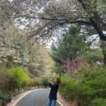 Lee Yoon-ji Instagram – 더 늦기전에 해야할 것들에 대하여. 
봄비내리기전 꽃구경이라던지. 새해다이어리에적은 올해계획들의 시작이라던지. 뭐그런.