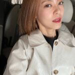 Lee Yoon-ji Instagram – 생카라규. 미팅가는길. 
요즘 개인적으로 많은많은일들이 있었어요.
이사도 했고 생일케잌에 초도 꽂았고요. 
나이와는 상관없이 아이들이원하는색으로 꼽다보니 
초가 색깔별로 다섯개
오십이라..십년후네
문득앞으로의십년을 계획해야겠다 생각했어요. 
구체적으로 머릿속에떠올리려는데..
미팅장소가 가까워서 마저 다 생각못하고 내림. 
#모두의십년#하루하루#안전하게꽉찬란하기를