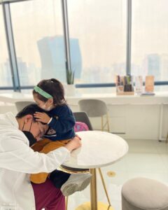 Lee Yoon-ji Instagram - 밤낮으로 아빠를 찾는 둘째딸. 직접 찾아가만났는데 눈물이 핑돌았다. 모두가 모두의 자리에 잘 있는것이 얼마나 감사한 일인지 피부로 와닿는요즘이지 않나. 맞다. 시간은 흘러가는데 그저 안녕하기를 매일 바라고바란다. 열심히 일하는 모두, 엄마아빠들, 더 열심히 성장하는 아이들. 그리고 더불어 지진으로 인해 고통중에있는 지구 저쪽 사람들을 위해 기도합니다.