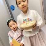 Lee Yoon-ji Instagram – 명절과외함미생신으로꽉찬연휴ㅡ생일메뉴로 치킨+와인을 하신다기에 어울리는케잌을 라쏘가준비해보았습니다. 파파파팍튀는팝콘을보며 한바탕 웃고 올해의복을빌어보았습니다!#모두새해복많이받으세요#파바팝콘복#happylunarnewyear