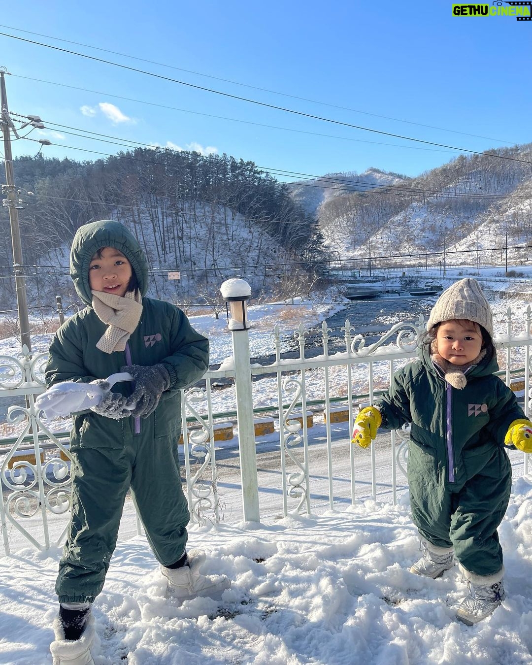Lee Yoon-ji Instagram - 작년에 입었던 겨울수트가 라니는 한뼘 짧아졌네. 겨울왕국에서 엄마는 딸 스키바지 로켓배송 #엄마의사랑도너희만큼자라기를#라니지요#귀엽소울#라쏘#231217
