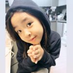 Lee Yoon-ji Instagram – 제발 그런눈으로 엄마부르지마.그게 뭐든 들어주고 싶어지니까#라니지요#기승전넷플릭스