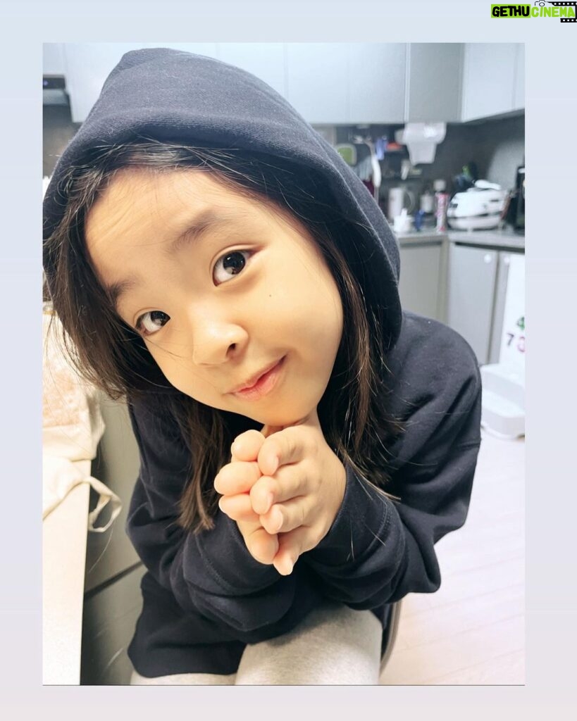 Lee Yoon-ji Instagram - 제발 그런눈으로 엄마부르지마.그게 뭐든 들어주고 싶어지니까#라니지요#기승전넷플릭스