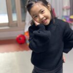 Lee Yoon-ji Instagram – 작년인가 제작년인가 나의 엄마깨서 Z사에서 사다주신 니트다. 벨트위로딱떨어지는길이에 반목정도올라오고 동그란소매가 매력적인. 그걸 오늘 라니가 입고 학교엘 갔다. 기분이너무 좋은 순간이었다. 정말이쁘다 딸아! #엄마옷입은딸#어머#나다키운건가#섣불리설레지말자