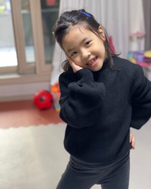 Lee Yoon-ji Instagram - 작년인가 제작년인가 나의 엄마깨서 Z사에서 사다주신 니트다. 벨트위로딱떨어지는길이에 반목정도올라오고 동그란소매가 매력적인. 그걸 오늘 라니가 입고 학교엘 갔다. 기분이너무 좋은 순간이었다. 정말이쁘다 딸아! #엄마옷입은딸#어머#나다키운건가#섣불리설레지말자