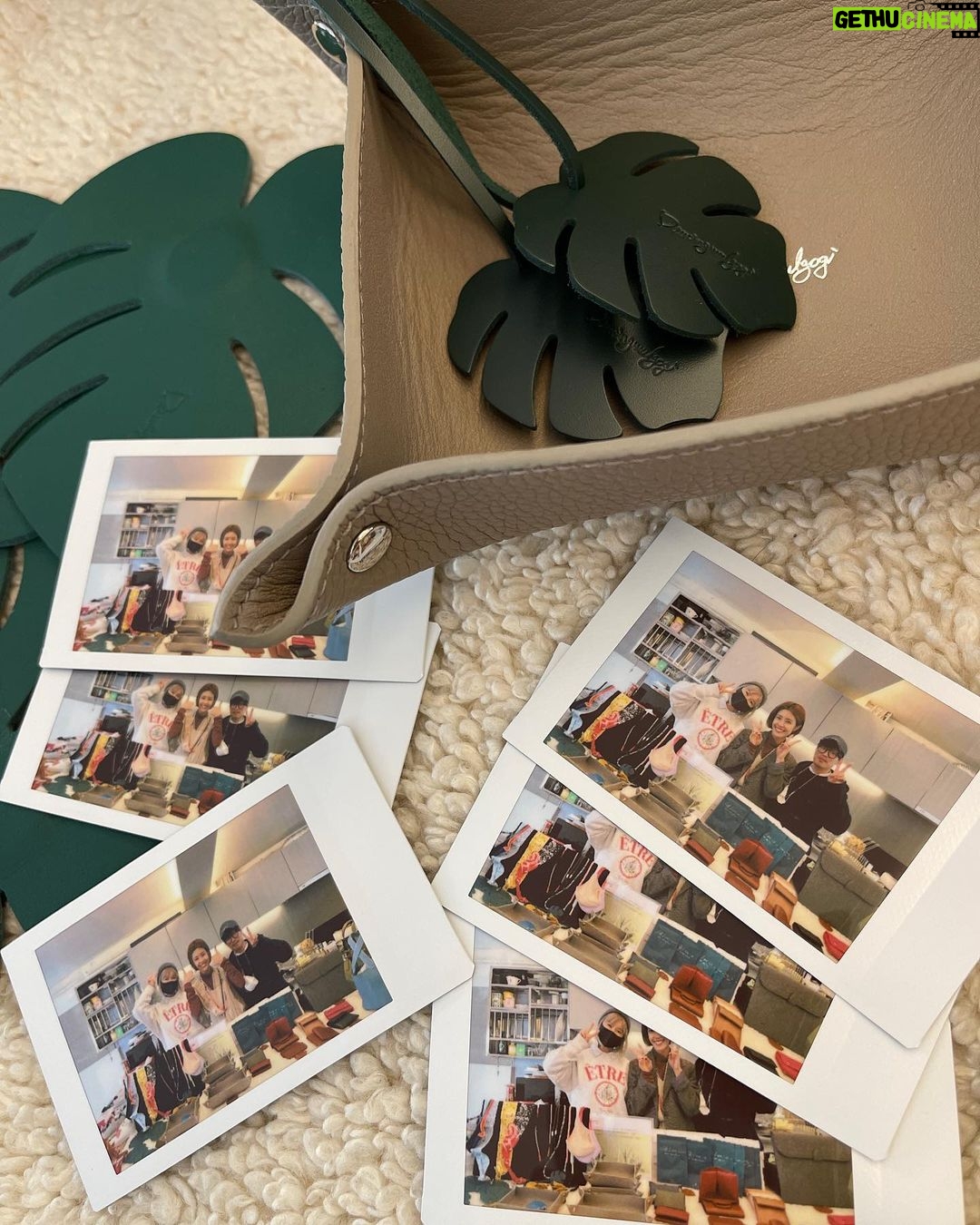 Lee Yoon-ji Instagram - 오늘 행사 잘 마쳤습니다! 작은 행사를 하나 열고 닫는데에는 얼마나 세심한 정성과 배려가 들어가야하는지 배웠습니다. 멀리서부터 차타고,기차타고 와 주신분들. 바쁜 주말에 잊지 않고 찾아주신 동네주민분들까지. 이렇게 진짜로 뵐수있다니! 신기한 마음은 저도 마찬가지였던 따뜻한 시간이었습니다. 마음은 따뜻했으나 날씨는 쌀쌀했습니다. 시작전부터 찾아주신 꼬마손님들과 만삭임산부손님 콧물은 안나는지 감기는 피했는지 걱정입니다. 좋은일이라고 생각하고 구매에 더욱 적극 동참해주셨으라 생각됩니다. 그 뜻 잘 담아 전달하고 정확히 남기겠습니다. 오늘 시간이 엇갈리거나 일정이 맞지않아 아쉽다는 분들의 마음도 잘 받겠습니다. 분명 부족한 부분도 있으리라 생각합니다. 다음이 있다면 보완 잘하겠습니다! 정말 감사합니다. 🙏 ㅡ#그냥바자회 #수익금은전액도움이필요한청소년에게기부됩니다. 성황 종료. 끝! - 20221126