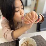 Lee Yoon-ji Instagram - 늦점심을 먹으며 아이가 물었다 엄마엄마 세상에서 가장 달콤한 라면이 뭐게? 음..... 너라면? 답을듣곤 씩 웃는게 답은 아닌게 분명했다. 그리곤 거의비슷해! 한다 #답은#당신과함께라면 이야! 사랑하는 내 첫 아이 라니야. 너라면, 너와함께라면 정말이지 달콤한인생이다. #달콤한라면#라니라면