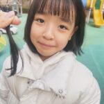 Lee Yoon-ji Instagram – 놀이터미용실#급앞머리#엄마는끝까지하지말자했다라니야?#아이고너한테는안물었네꼬맹이#또울이의첫앞머리#엄마아빠한테혼나겠다