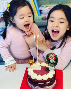 Lee Yoon-ji Instagram - 아이뻐내큰딸 아귀여워똥깡아지 달달한 연말 보내세효. #라쏘네n번째크리스마뜨
