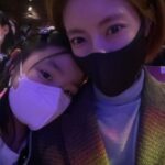 Lee Yoon-ji Instagram – 오늘은 뮤지컬데이💙#라니와데이트#딸과데이트코스로찜#호이삼촌고마웡
놀람,웃음,눈물포인트가 같은 우리는 공연을 신나게 즐겼지. 그리고 아역배우들이 얼마나 뜨겁게 춤추고 노래하고 연기하는지 에너지가 객석 가드-윽. #신시컴퍼니#디큐브아트센터#뮤지컬마틸다