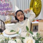 Lee Yoon-ji Instagram - 어린시절의 추억을 쌓는일은 마음통장을 두둑히 하는일과 같은법. 너의생일을 축하하기위해 달려온 사람들과 너무행복하다는 네가 오늘도 소중해. 매일을 축하해 아가#끝나지않은생파#시티케이션#생일이라고예쁘게꾸며주신팀장님감사해요옹#돌상이후꽃상은처음#덕분에엄마어깨힘#이제끝났나생파