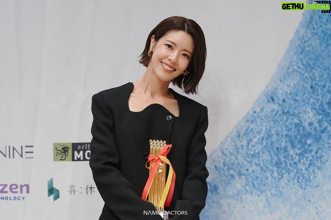 Lee Yoon-ji Instagram - 드림팰리스로 첫 영화상을 받게되었습니다. 의미있게 지나는 중인 올해라 더욱 기쁜것 같답니다. 가성문감독님 김선영배우님의 덕입니다. 사랑합니다아ㅡ🌹#영평상#여우조연상#드림팰리스 @u_aran @zzzjiyoung @zzong_2v 숨은히로인들ㅡ