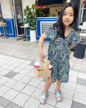 Lee Yoon-ji Instagram - #너의9세여름#라니지요
이따금할머니댁에모닝커피를 배달가고. 
머리를 한뼘넘게 잘라내었고. 
쟁여만 두어던 엄마레오타드를 입어보고, 
스스로 손톱을 자르게되었으며 
여전히그림그리기에 푹 빠져있고. 
달걀후라이도전을 시작했다. #조심하며한발한발나아가는나의딸#너의속도를존중하는법을엄마가더공부할께#이여름도뜨겁게사랑해
