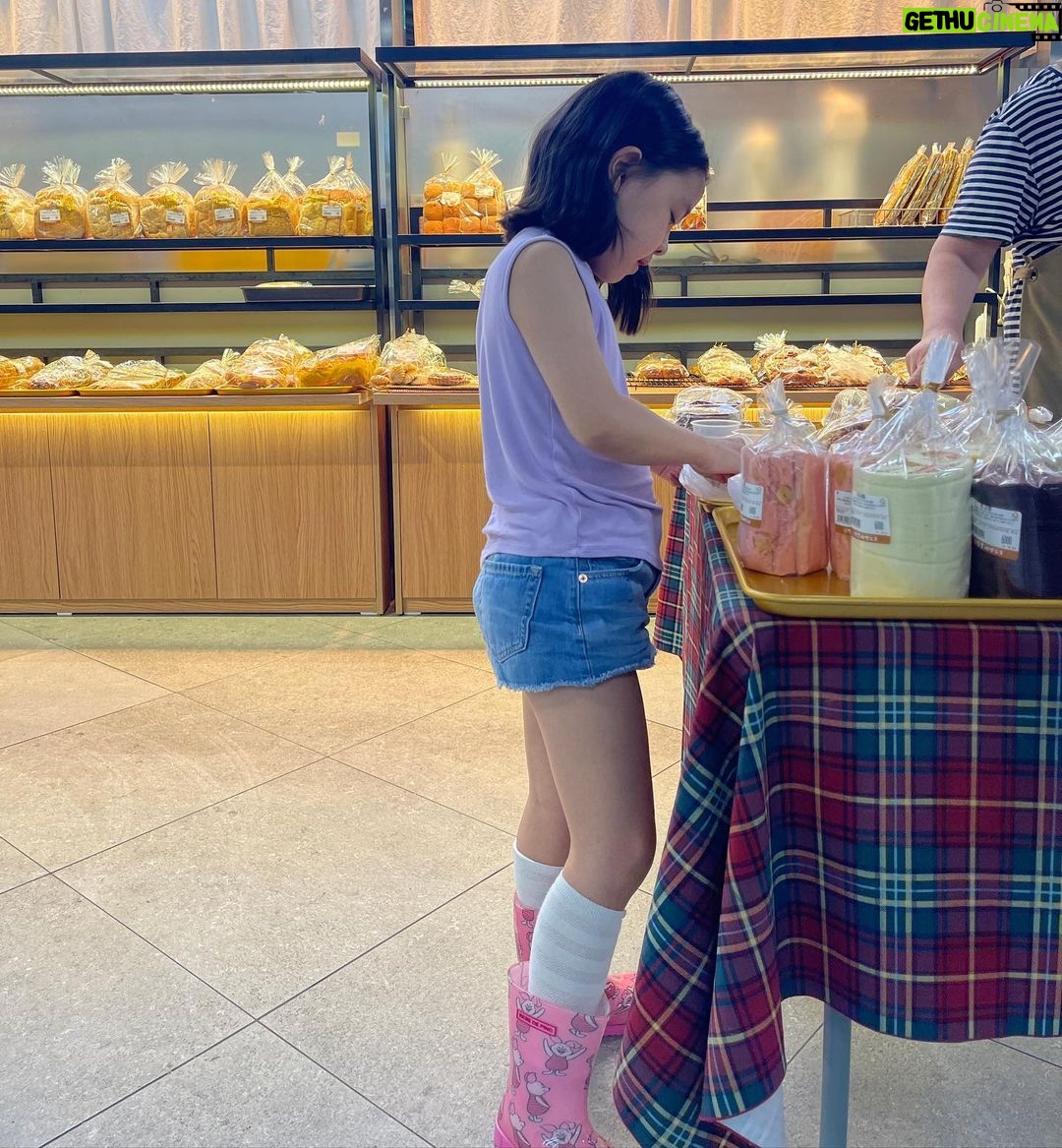 Lee Yoon-ji Instagram - 마이컸다 빵라니씨..🍞#얌마엄마가너길쭉하게찍어줘찌#빵은한개만