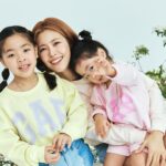 Lee Yoon-ji Instagram - 작년봄 인연을 맺고 이번 봄에도 함께하게되었어요. 기본부터 특별함까지 모두담은 브랜드 갭은 제가 정말 사랑하는 브랜드예요. 처음 라니를 낳고 샀던 외출복이기도 했지요. 외출이 잦은 5월 마음껏 놀지만 사진도 많이 남겨주고싶은 라쏘맘의 픽입니다🌸💛💚🧡💜 #gap #gapfamily #howyouweargapkorea #패밀리룩 @gapkorea @gapkids