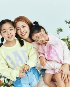 Lee Yoon-ji Instagram - 작년봄 인연을 맺고 이번 봄에도 함께하게되었어요. 기본부터 특별함까지 모두담은 브랜드 갭은 제가 정말 사랑하는 브랜드예요. 처음 라니를 낳고 샀던 외출복이기도 했지요. 외출이 잦은 5월 마음껏 놀지만 사진도 많이 남겨주고싶은 라쏘맘의 픽입니다🌸💛💚🧡💜 #gap #gapfamily #howyouweargapkorea #패밀리룩 @gapkorea @gapkids