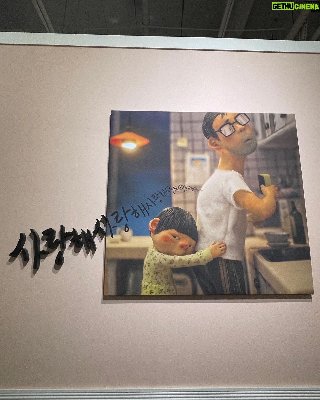 Lee Yoon-ji Instagram - 백희나작가님을 @baekheena 너무나 사랑하는우리. 몇번을읽고또읽어도매번더해지는감동을 지난번은 전시로 오늘은 공연으로 눈앞에서만나는경험. 라니에게는 조금 무뎌진 그 상황이 너무너무 신기한 또울이. 이제는우리막내도공연을즐길줄알게되어너무나행복해.#명장면ㅅㄹㅎ에선또줄줄줄#아이들아ㅅㄹㅎ