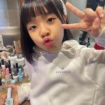 Lee Yoon-ji Instagram - 한놈은 눈코입이꽉차게생기고 한놈은 눈코입이오종종들었는데 어딘가닮고 완전히 다른. 엄마가망친앞머리전문가손길받고,라니소원하던네일하기 꼬맹이는 언니덕에득템 태훈쌤 온유쌤 고마워잉🌈 #오랜만에사진을추릴수없이귀엽다#언니는뉴진스뱅#꼬맹인처키뱅