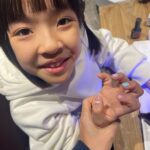 Lee Yoon-ji Instagram - 한놈은 눈코입이꽉차게생기고 한놈은 눈코입이오종종들었는데 어딘가닮고 완전히 다른. 엄마가망친앞머리전문가손길받고,라니소원하던네일하기 꼬맹이는 언니덕에득템 태훈쌤 온유쌤 고마워잉🌈 #오랜만에사진을추릴수없이귀엽다#언니는뉴진스뱅#꼬맹인처키뱅