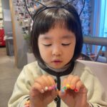 Lee Yoon-ji Instagram - 한놈은 눈코입이꽉차게생기고 한놈은 눈코입이오종종들었는데 어딘가닮고 완전히 다른. 엄마가망친앞머리전문가손길받고,라니소원하던네일하기 꼬맹이는 언니덕에득템 태훈쌤 온유쌤 고마워잉🌈 #오랜만에사진을추릴수없이귀엽다#언니는뉴진스뱅#꼬맹인처키뱅