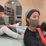 Lee Yoon-ji Instagram - 지난달 제주여행에서 아이들이 곰자네귤밭다음으로좋아했던 동네 도서관어린이열람실. 언니가보다넘긴만화책을열심히그림이라도보는또울이와 울집에없는책을신나게보단 언니라니. 아니다엄마가제일좋았던거구나.#집중입한게똑같아#라쏘네#2023겨울