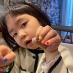 Lee Yoon-ji Instagram - 한놈은 눈코입이꽉차게생기고 한놈은 눈코입이오종종들었는데 어딘가닮고 완전히 다른. 엄마가망친앞머리전문가손길받고,라니소원하던네일하기 꼬맹이는 언니덕에득템 태훈쌤 온유쌤 고마워잉🌈 #오랜만에사진을추릴수없이귀엽다#언니는뉴진스뱅#꼬맹인처키뱅