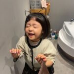 Lee Yoon-ji Instagram - 한놈은 눈코입이꽉차게생기고 한놈은 눈코입이오종종들었는데 어딘가닮고 완전히 다른. 엄마가망친앞머리전문가손길받고,라니소원하던네일하기 꼬맹이는 언니덕에득템 태훈쌤 온유쌤 고마워잉🌈 #오랜만에사진을추릴수없이귀엽다#언니는뉴진스뱅#꼬맹인처키뱅