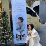 Lee Yoon-ji Instagram – 보고만있어도 흐뭇한 두 주인공 송강,김유정배우와 어마어마한 선후배님들과 촬영했어요. 잠시잔깐 그사이 저 수안이도 봐주시고 마음껏 눈호강 마음재미챙기셔요! 11월24일 첫방송 #SBS#마이데몬#라쏘아빠#커피차대령#잘해따애비야