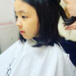 Lee Yoon-ji Instagram - #너의9세여름#라니지요 이따금할머니댁에모닝커피를 배달가고. 머리를 한뼘넘게 잘라내었고. 쟁여만 두어던 엄마레오타드를 입어보고, 스스로 손톱을 자르게되었으며 여전히그림그리기에 푹 빠져있고. 달걀후라이도전을 시작했다. #조심하며한발한발나아가는나의딸#너의속도를존중하는법을엄마가더공부할께#이여름도뜨겁게사랑해