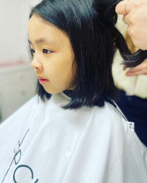 Lee Yoon-ji Instagram - #너의9세여름#라니지요
이따금할머니댁에모닝커피를 배달가고. 
머리를 한뼘넘게 잘라내었고. 
쟁여만 두어던 엄마레오타드를 입어보고, 
스스로 손톱을 자르게되었으며 
여전히그림그리기에 푹 빠져있고. 
달걀후라이도전을 시작했다. #조심하며한발한발나아가는나의딸#너의속도를존중하는법을엄마가더공부할께#이여름도뜨겁게사랑해