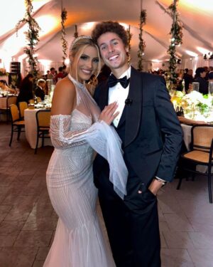 Lele Pons Instagram - Last wedding post 💍❤️

wedding planner: @giannasanfilippo 
Caterer: @eventsmarus
Cake @divinedelicaciescakes