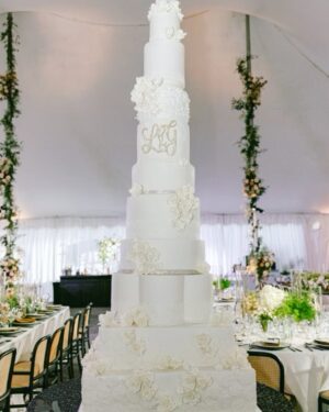 Lele Pons Instagram - Last wedding post 💍❤️

wedding planner: @giannasanfilippo 
Caterer: @eventsmarus
Cake @divinedelicaciescakes