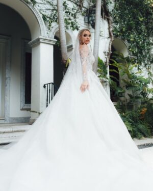 Lele Pons Instagram - My 3 looks❤️ 

1st: @zuhairmuradofficial 
2nd: @pninatornai @kleinfeldbridal @jaredthegalleriaofjewelry @naturalizer 
3: @julievinobridal