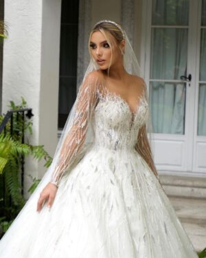 Lele Pons Instagram - My 3 looks❤️ 

1st: @zuhairmuradofficial 
2nd: @pninatornai @kleinfeldbridal @jaredthegalleriaofjewelry @naturalizer 
3: @julievinobridal