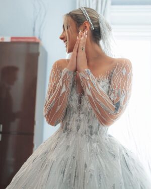 Lele Pons Instagram - My 3 looks❤️ 

1st: @zuhairmuradofficial 
2nd: @pninatornai @kleinfeldbridal @jaredthegalleriaofjewelry @naturalizer 
3: @julievinobridal