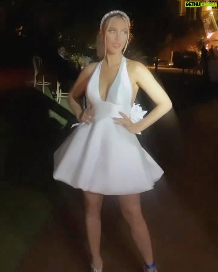 Lele Pons - 3.7 Million Likes - My 3 looks❤️
1st: @zuhairmuradofficial
2nd: @pninatornai @kleinfeldbridal @jaredthegalleriaofjewelry @naturalizer
3: @julievinobridal