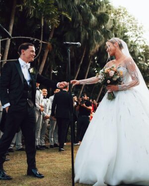 Lele Pons Instagram - 3/4/23 💍❤️

Bridesmaids dresses: @pninatornai @kleinfeldbridal @naturalizer 

Florist: @bircheventdesign

Event design: @giannasanfilippo