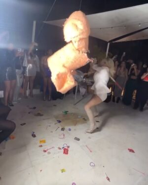 Lele Pons Instagram - DESPEDIDA DE SOLTERA/ BACHELORETTE PARTY🔥🔥🔥 ( shoes from @berta )