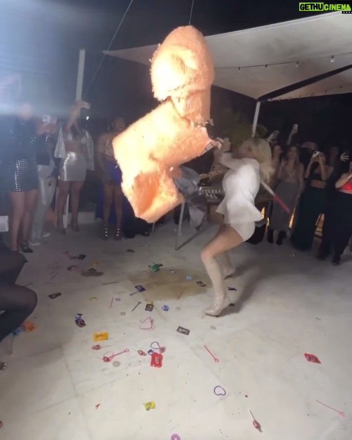 Lele Pons - 2.2 Million Likes - DESPEDIDA DE SOLTERA/ BACHELORETTE PARTY🔥🔥🔥 ( shoes from @berta )
