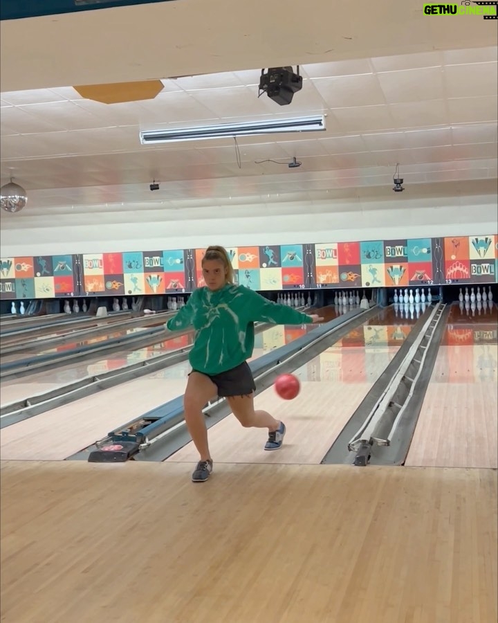 Lele Pons Instagram - This is how i Bowl🤣🎳 @johannvera