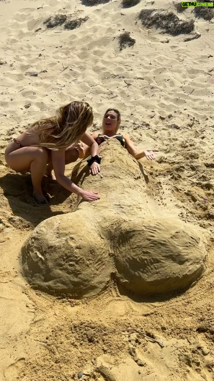 Lele Pons Instagram - I SAID MERMAID 🧜🏼♀️🧜🏼♀️🧜🏼♀️ @hannahstocking @lily_goodare