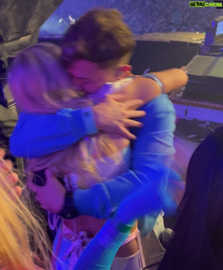 Lele Pons - 3.1 Million Likes - We’re getting married!!!❤️💍 I love you with all my heart @guaynaa !! Can’t wait to spend the rest of my life with you! 100x YESS!!!
¡¡¡Nos vamos a casar!!!!❤️💍 Te amo con todo mi corazón @guaynaa !! ¡No puedo esperar para pasar el resto de mi vida contigo! 100x SÍ!!!